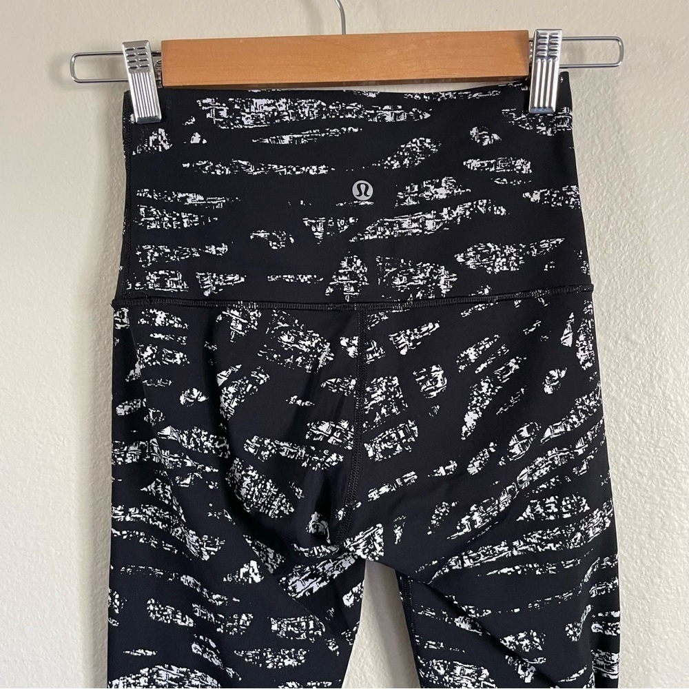 Lululemon Graphic Print Wunder Under High Rise Legging Graf Black White Size 4 - Picture 6 of 9